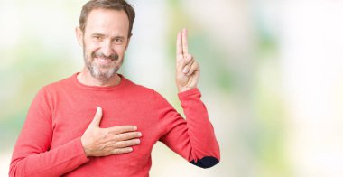 Yakışıklı orta yaş ağarmış komuta sizde giyen kış kazak izole üzerinde arka plan Swearing göğüs ve bir sadakat sözü yemin yapma parmaklar, el ile