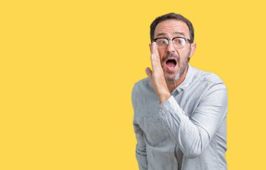 Kötü amaçlı konuşma konuşma fısıldayan arka plan el gizli söylenti söylüyor ağzına üzerinde gözlük takan yakışıklı orta yaş zarif komuta sizde izole