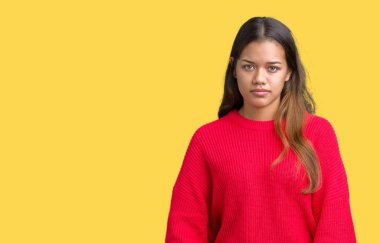 Sorunu nedeniyle izole arka plan şüpheci ve sinir, papatyanın üzgün üzerinde kırmızı kış kazak giyen genç güzel esmer kadın. Negatif kişi.