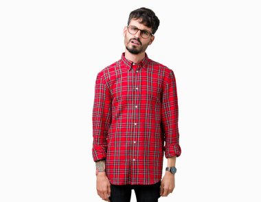 Şüpheci ve alaycı, şok karşısında izole arka plan üzerinde gözlük takan yakışıklı delikanlı ile açık ağız şaşırttı