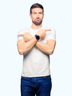 Casual beyaz t-shirt işaret parmaklarıyla, farklı yönde iki tarafa da giyen yakışıklı adam katılmıyorum