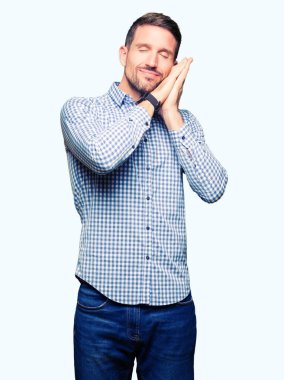 Uyku yorgun hayal ve ile gülümseyen gözleri kapalı iken ellerle birlikte poz mavi gözlü yakışıklı iş adamı.