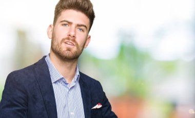 Genç yakışıklı bussines adam acele işaretleme izlemek için zaman, sabırsızlık, üzgün ve kızgın son tarih gecikme için