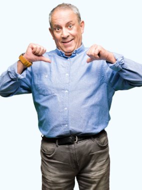 Yüzünde gülümseme ile kendinden emin görünüyorsun, kendini gururlu ve mutlu parmakları ile işaret şık gömlek giymiş yakışıklı üst düzey businesss adam.