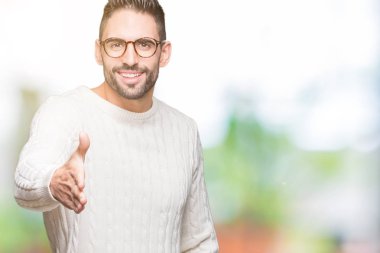 Tebrik ve davet edici dostu sunan karşılıklı gülümseyen izole arka plan üzerinde gözlük takan yakışıklı delikanlı. Başarılı iş.