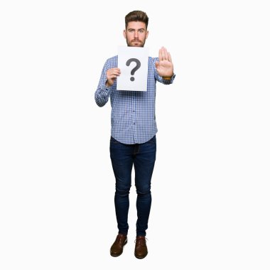 Açık eliyle dur işareti ile ciddi ve kendine güvenen ifade, savunma jest yapıyor soru işareti ile kağıt tutan genç yakışıklı adam