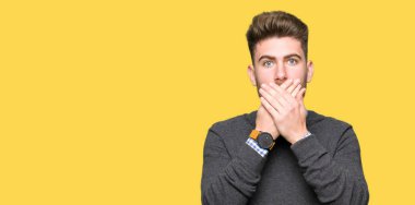 Genç yakışıklı zarif adam ağız hata için elleriyle kapsayan şok. Gizli kavramı.