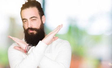 Uzun saçlı ve sakallı genç hipster adam sportif sweatshirt giyen Reddi ifade geçen kollar olumsuz işaret yapıyor, kızgın yüz