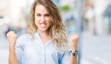 Izole arka plan üzerinde Güzel genç sarışın iş kadını çok mutlu ve heyecanlı kolları kaldırdı ile kazanan jest yapıyor, gülümseyerek ve başarı için çığlık. Kutlama konsepti.