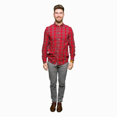 Yüzünde mutlu ve havalı bir gülümseme olan genç yakışıklı bir adam. Şanslı kişi..