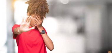 Güzel genç Afro-Amerikan kadın izole elleriyle gözlerini kapsayan arka plan ve stop jest ile acı ve korku ifadesi. Utandım ve negatif kavramı.