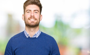 Genç yakışıklı bussines eller topla adamım ve rahat ve neşeli gülümseyen parmak çarpı işareti. Başarı ve iyimser