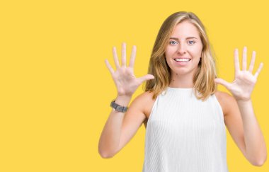 Gösterilen ve parmakları ile işaret izole arka plan güzel genç zarif kadın kendinden emin ve mutlu gülümseyerek süre on numara.