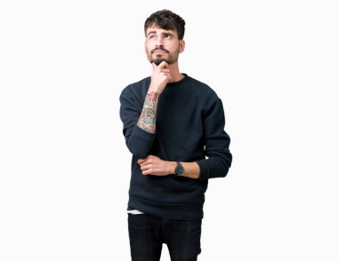 Yakışıklı delikanlı çene düşünme hakkında soru, dalgın ifade üzerine el ile izole arka plan üzerinde. Düşünceli yüzüyle gülümsüyor. Şüphe kavramı.