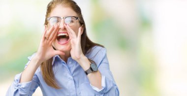 İzole arka plan ağzına sesle elleriyle kızgın bağırarak üzerinde gözlük güzel orta yaş olgun iş kadını