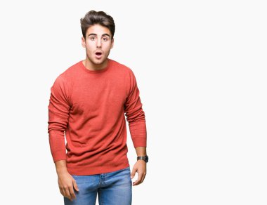 Genç yakışıklı adam korkuyor ve şok sürpriz ifade ile izole arka plan üzerinde korku ve yüz heyecanlı.