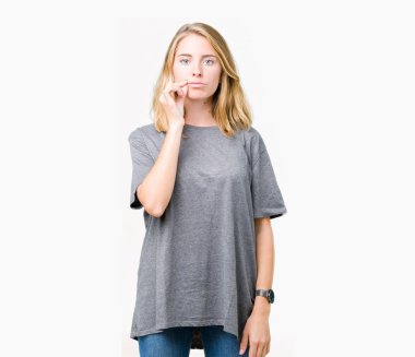 Arka plan ağız üzerinde büyük boy rahat t-shirt giyen güzel ve genç birbayan izole ve parmak ile ZIP olarak Dudaklarını kapa. Gizli ve sessiz, tabu söz