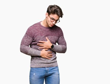 Yakışıklı delikanlı üzerinde gözlük takan izole mide üzerinde el ile arka plan çünkü mide bulantısı, ağrılı hastalık hasta hissediyor. Ağrısı kavramı.