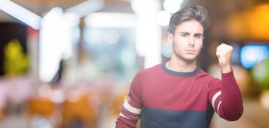 İzole arka plan öfkeli ve sinirli sinirli ve öfke ile bağırarak süre öfkeli yumruk yükselterek genç yakışıklı adam. Öfke ve agresif kavramı.