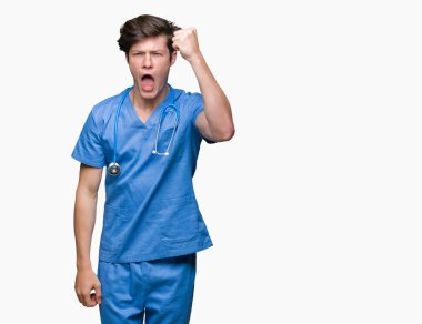 Öfkeli ve sinirli sinirli ve öfke ile bağırarak süre öfkeli yumruk yükselterek izole arka plan üzerinde tıbbi üniforma giyen genç doktor. Öfke ve agresif kavramı.