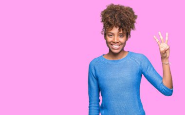 Gösterilen ve parmakları ile işaret izole arka plan güzel genç Afro-Amerikan kadın kendinden emin ve mutlu gülümseyerek iken üçüncü.