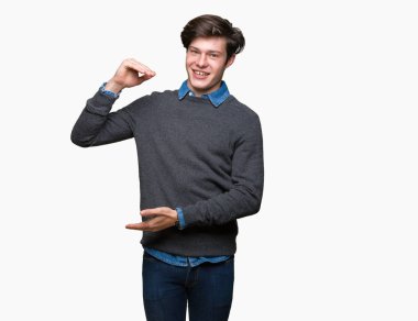 Büyük ve büyük boyutlu işareti gösteren eller ile izole arka plan üzerinde genç yakışıklı zarif adam, ölçmek sembolü. Kameraya bakarak gülümsüyor. Ölçme konsepti.