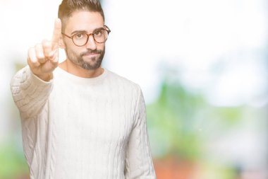 Genç yakışıklı adam gözlük izole üzerinde arka plan işaret parmağını ve kızgın ifade ile