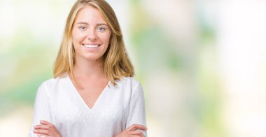 Güzel genç zarif kadın izole arka plan mutlu yüz çapraz silah kameraya bakarak ile gülümseyen yüzünden. Olumlu bir kişi.