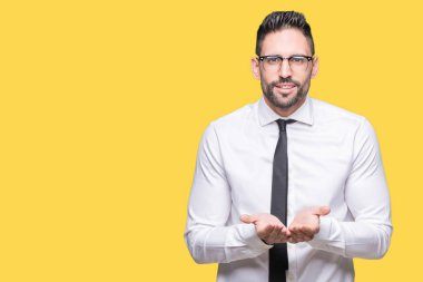 Genç yakışıklı iş adam gözlük izole üzerine gülen alma veya jest vererek birlikte el avuç içi ile arka plan. Ayrı tutma ve koruma