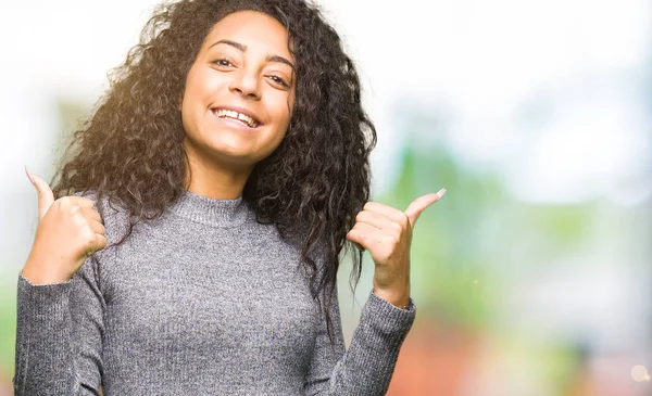 Ung Vakker Jente Med Krøllet Hår Tegn Positiv Gest Med – stockfoto