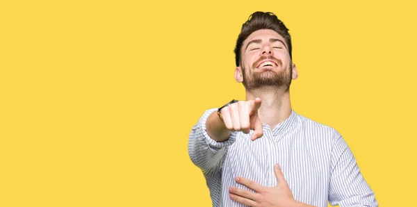 Pemuda Tampan Tertawa Dari Anda Menunjuk Kamera Dengan Tangan Atas — Stok Foto