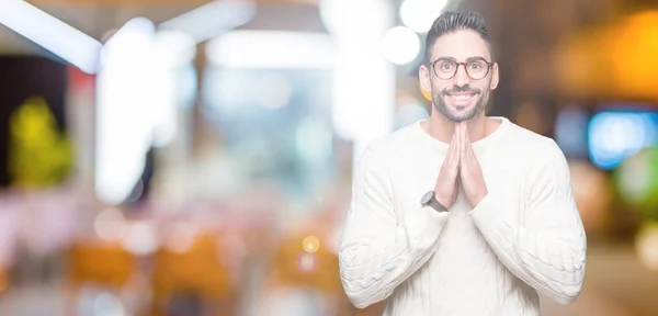 Joven Hombre Guapo Con Gafas Sobre Fondo Aislado Rezando Con — Foto de Stock