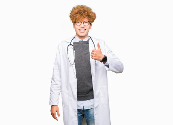 Joven Doctor Guapo Con Abrigo Médico Haciendo Gesto Feliz Con —  Fotos de Stock