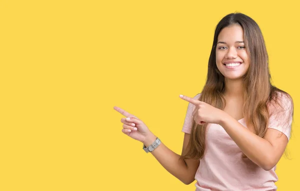 Jovem Bela Mulher Morena Vestindo Camiseta Rosa Sobre Fundo Isolado — Fotografia de Stock