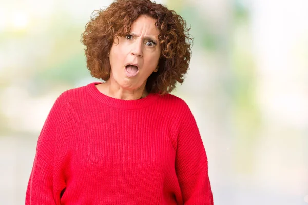 Schöne Seniorin Mittleren Alters Roter Winterpullover Über Isoliertem Hintergrund Schockgesicht — Stockfoto