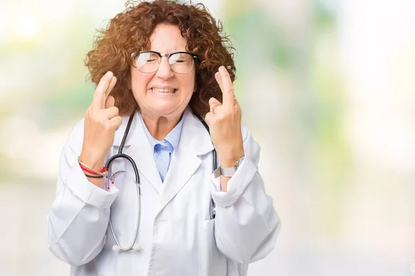 Medico Anziano Medio Anziano Donna Sfondo Isolato Sorridente Incrociando Dita — Foto Stock