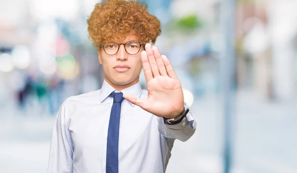 Jovem Homem Negócios Bonito Com Afro Vestindo Óculos Fazendo Parar — Fotografia de Stock