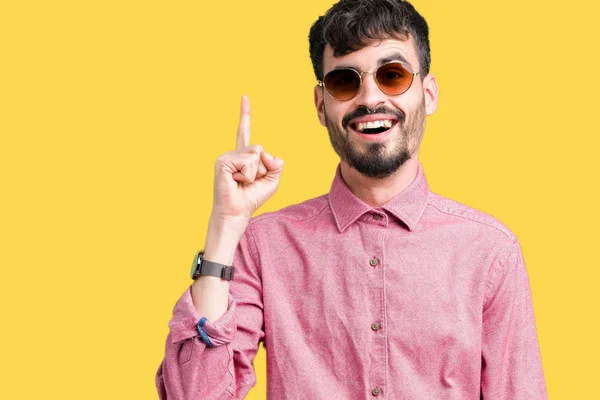 Ung Vacker Man Bär Solglasögon Över Isolerade Bakgrund Pekande Finger — Stockfoto