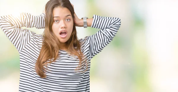 Junge Schöne Brünette Frau Trägt Streifen Pullover Über Isoliertem Hintergrund — Stockfoto