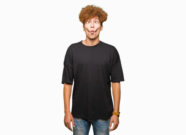 Młody Przystojny Mężczyzna Afro Włosów Noszenia Czarny Shirt Podejmowania Twarz — Zdjęcie stockowe
