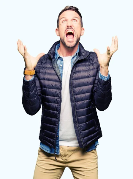 Jóképű Férfi Téli Kabát Őrült Őrült Kiabálás Ordítás Agresszív Kifejezés — Stock Fotó