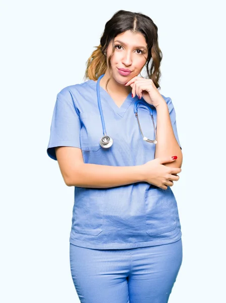 Junge Erwachsene Ärztin Medizinischer Uniform Die Hand Kinn Nachdenklich Fragend — Stockfoto
