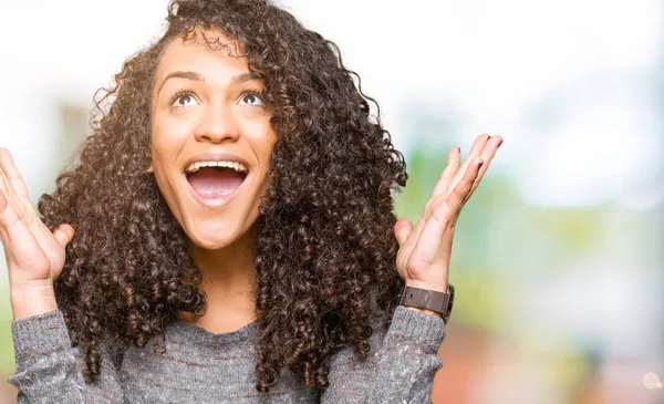 Jovem Mulher Bonita Com Cabelo Encaracolado Vestindo Camisola Cinza Comemorando — Fotografia de Stock