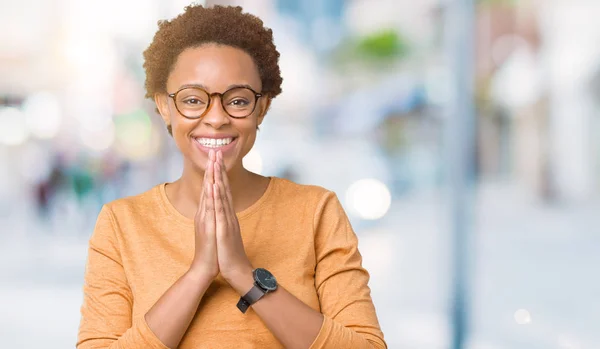 Fiatal Gyönyörű Afrikai Amerikai Szemüveg Elszigetelt Háttér Imádkozott Együtt Kér — Stock Fotó