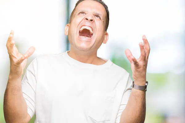 Araber Mittleren Alters Tragen Weißes Shirt Über Isoliertem Hintergrund Verrückt — Stockfoto