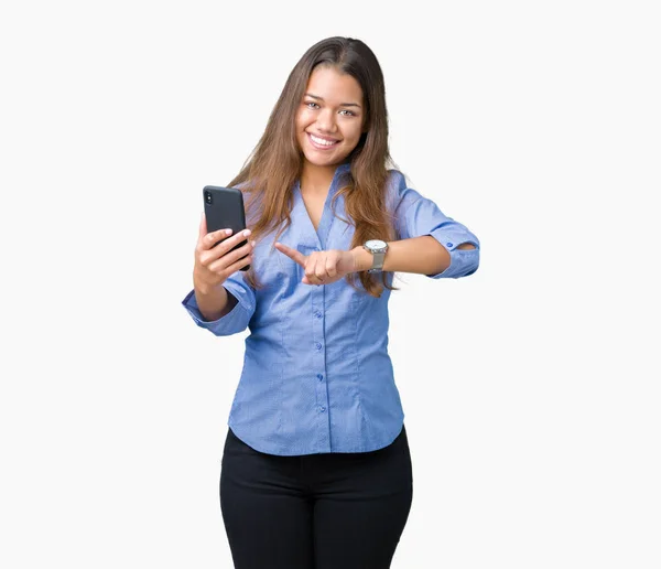 Mladá Krásná Bruneta Obchodní Žena Pomocí Smartphone Přes Izolované Pozadí — Stock fotografie