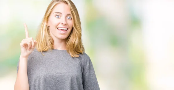 Mooie Jonge Vrouw Die Oversize Casual Shirt Geïsoleerde Achtergrond Wijzende — Stockfoto