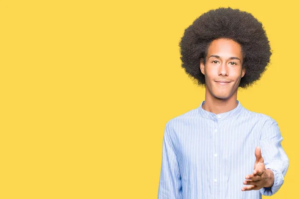 Joven Hombre Afroamericano Con Pelo Afro Sonriendo Amistoso Ofreciendo Apretón — Foto de Stock