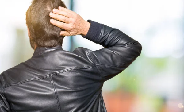 Gutaussehender Mann Mittleren Alters Der Eine Schwarze Lederjacke Trägt Und — Stockfoto