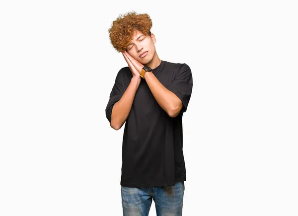 Jovem Homem Bonito Com Cabelo Afro Vestindo Camiseta Preta Dormindo — Fotografia de Stock